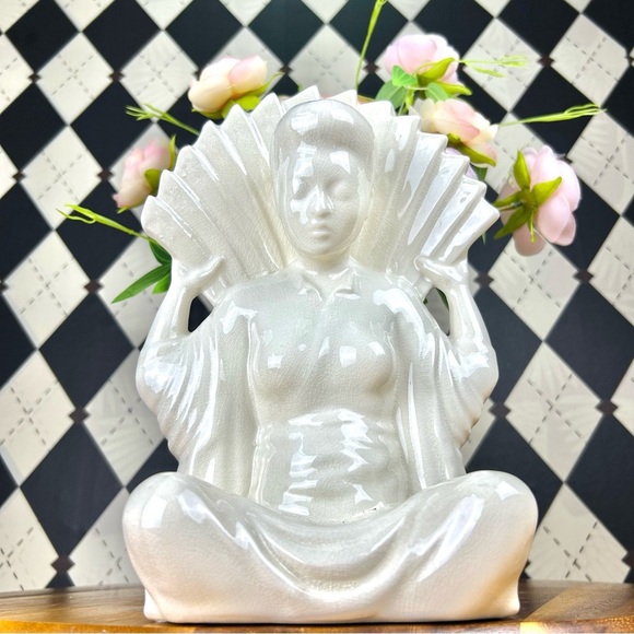 Large Flower Vase Japanese Porcelain Seated Figure With Fan-Form Opening 10” - Picture 3 of 17